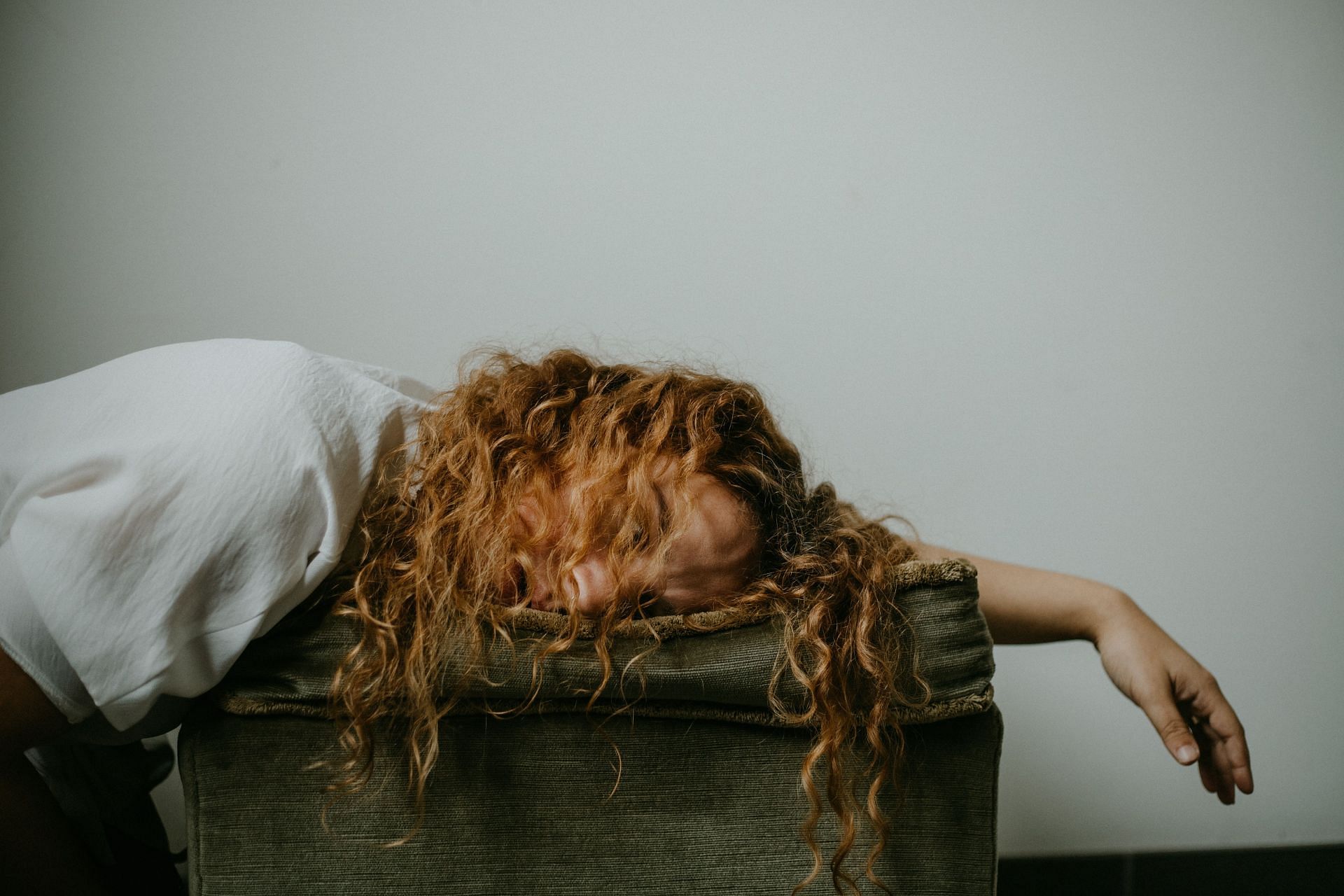 Sleeping on your stomach (Image via Unsplash/Sinitta Leunen)
